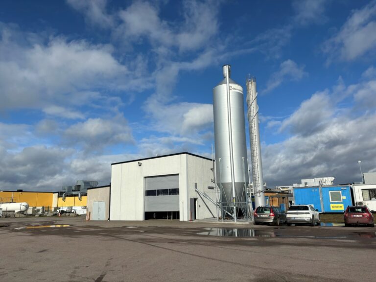 trapelletssilo till guldfagel tillsammans med bktech