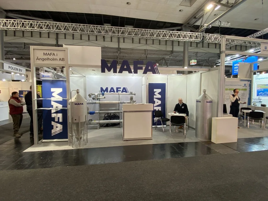 MAFA:s mässmonter på EuroTier 2026 med två metallsilor och utrustning för hantering av bulkmaterial.