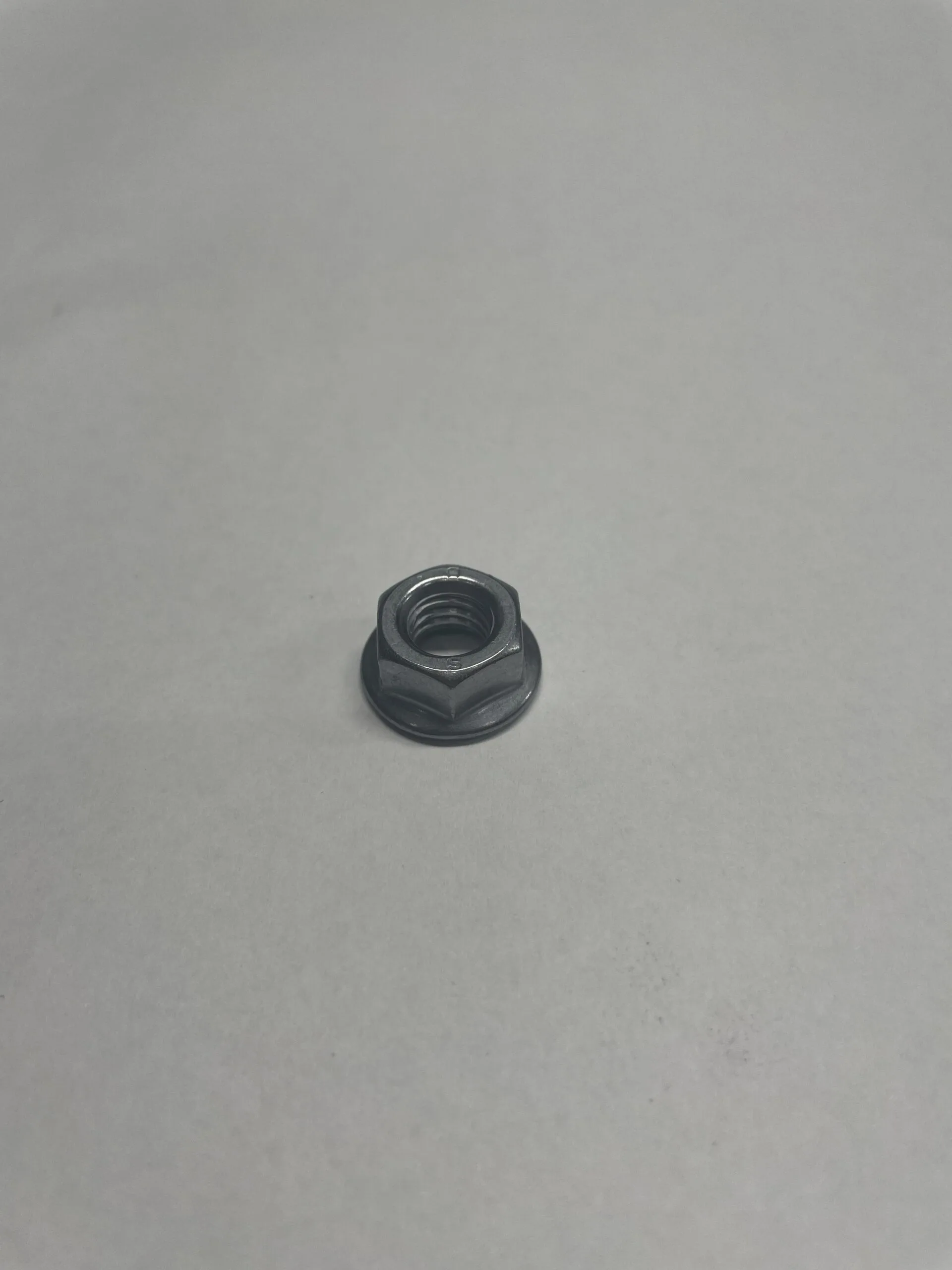 M8 flänsmutter, zink-nickel, på slät yta.