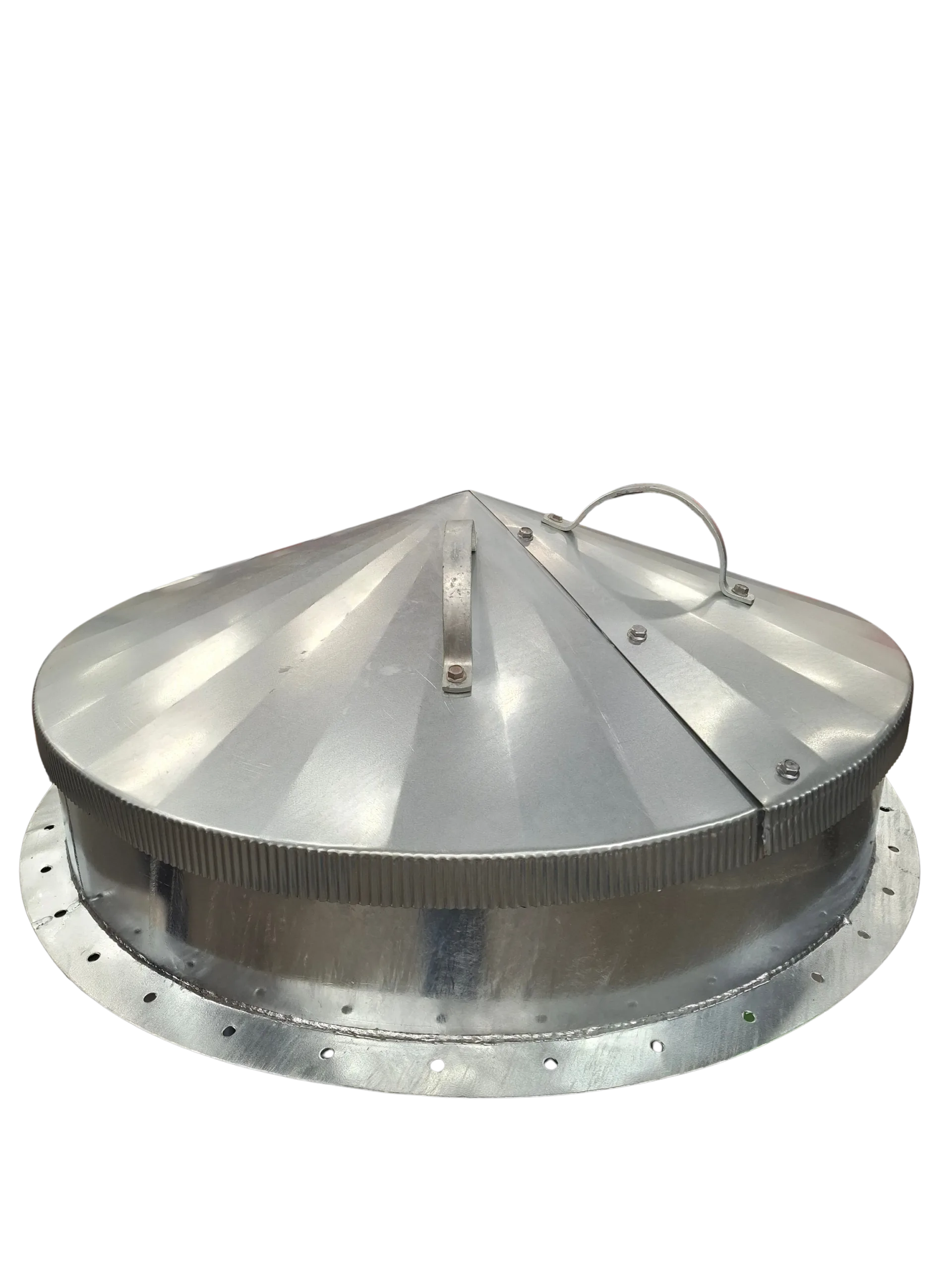 Topplucka med knivkors för anslutning uppifrån på silo – detta cirkulära industriella ventilationslock i silvermetallic har en sluttande, räfflad yta, ett litet handtag och bulthål runt kanten. Perfekt för användning i silomiljöer eller i maskiner som använder en topplucka; avbildad mot en enfärgad vit bakgrund.